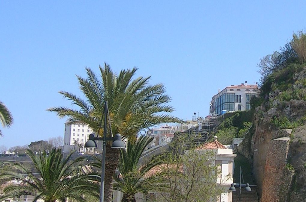 2002. Nova Planta. Bloc d’apartaments al Pg. Marítim de Maó (Menorca).